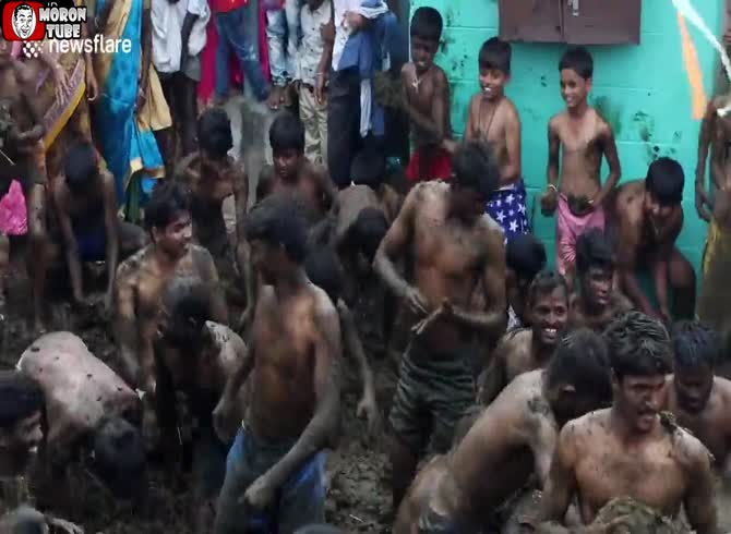 Video :Applying cow dung to your body